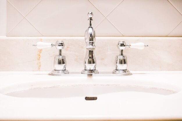 Jak wybrać doskonały odpływ liniowy do twojej łazienki – poradnik, jak zrobić to krok po kroku