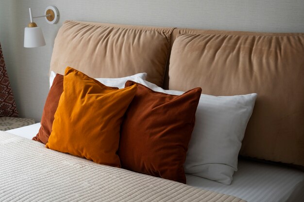 Jak wykorzystać ozdobne poszewki na poduszki do dekoracji wnętrz