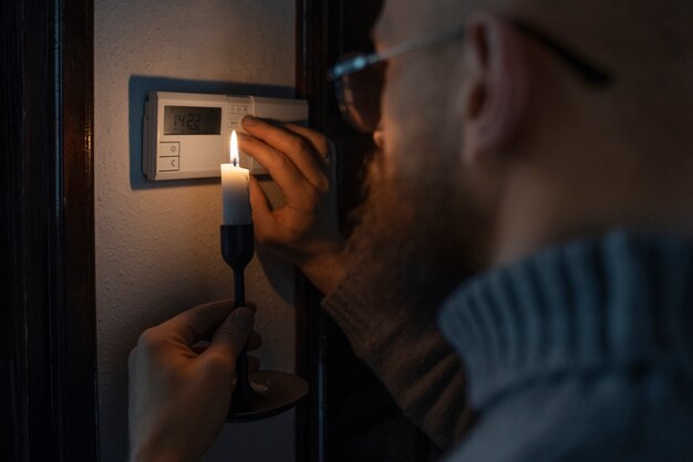 Jak zadbać o bezpieczeństwo instalacji elektrycznej w domu