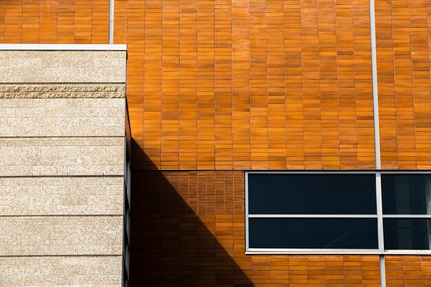 Jakie czynniki warto wziąć pod uwagę przy wyborze materiałów na elewację domu?